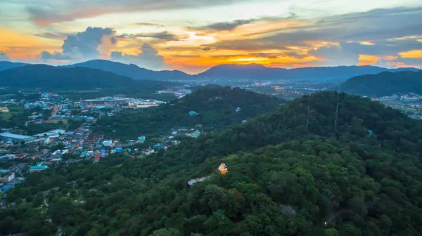 Vista aérea en el mirador de Khao Rang punto de referencia de la ciudad de Phuket . — Foto de Stock