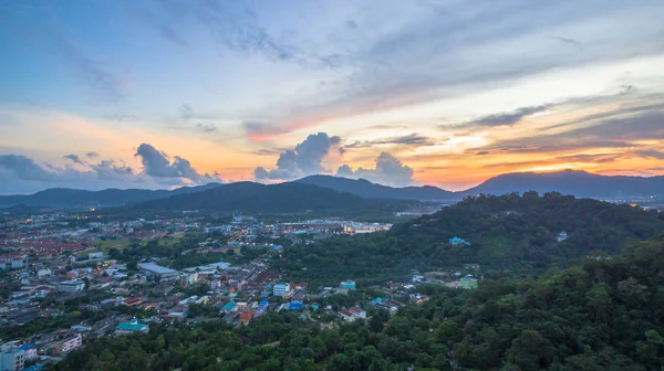 Vista aérea en el mirador de Khao Rang punto de referencia de la ciudad de Phuket . — Foto de Stock