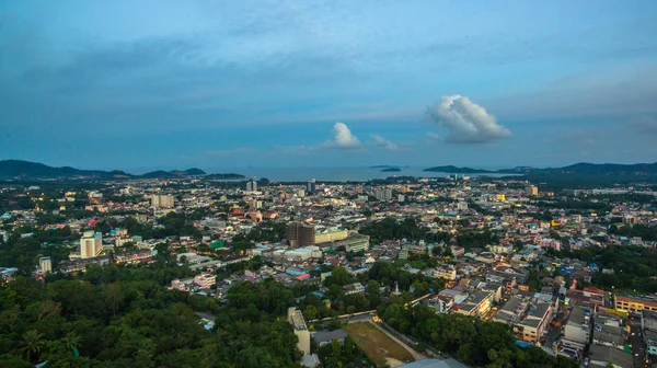 Vista aérea en el mirador de Khao Rang punto de referencia de la ciudad de Phuket . — Foto de Stock