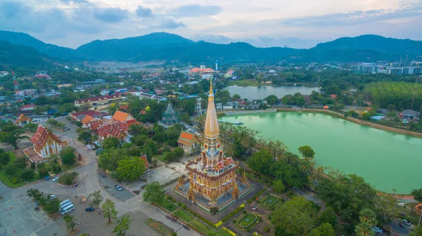 Fotografía aérea sobre el templo de Chalong . — Foto de Stock