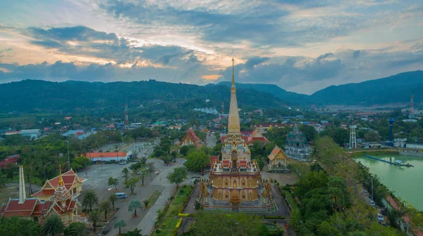 Аэрофотосъемка над храмом Чалонг . — стоковое фото