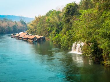 kayan resort ve sallar Sa yakınındaki Kwai Nehri her iki tarafında