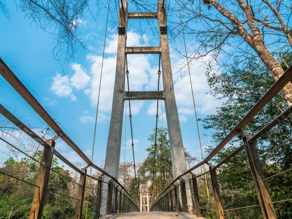 Ponte de suspensão através do rio Kwai conectar o outro lado para w — Fotografia de Stock