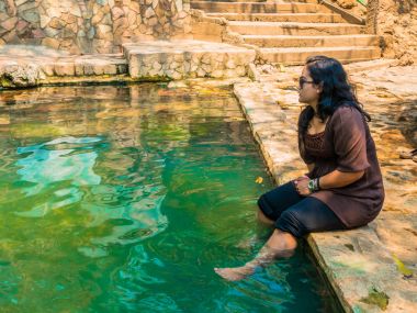 bir Bayan Kaplıca bacaklarını emmek