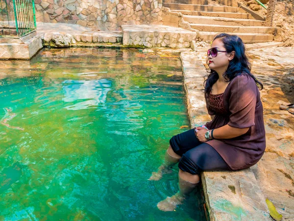 Seorang wanita merendam kakinya ke mata air panas — Stok Foto