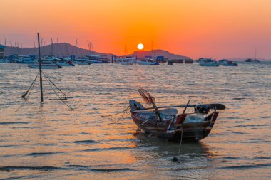 sabah Kızıl gökyüzü Chalong gulf.a küçük bir balıkçı tekne Parkı