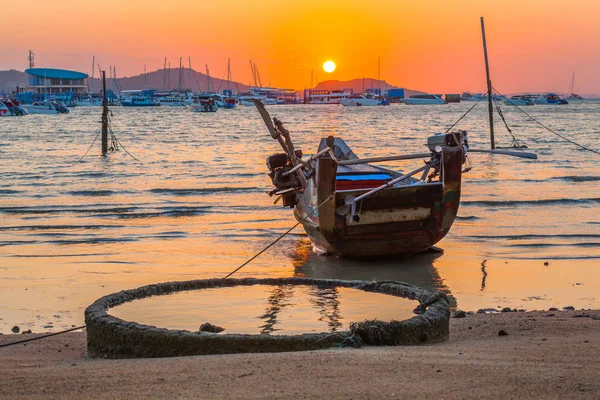 Червоне небо, у ранку в Chalong gulf.a невеликого рибальського човна park — стокове фото