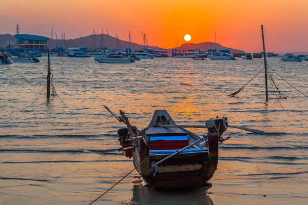 Rudá obloha v noci v Chalong gulf.a malé rybářské lodi park — Stock fotografie