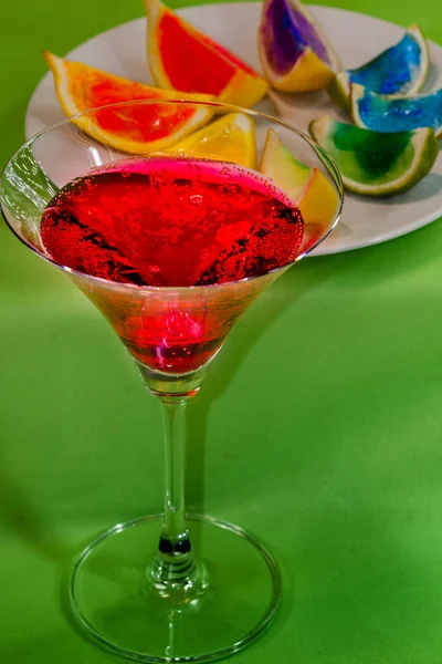 Egy üveg eper juice citrommal clorful — Stock Fotó