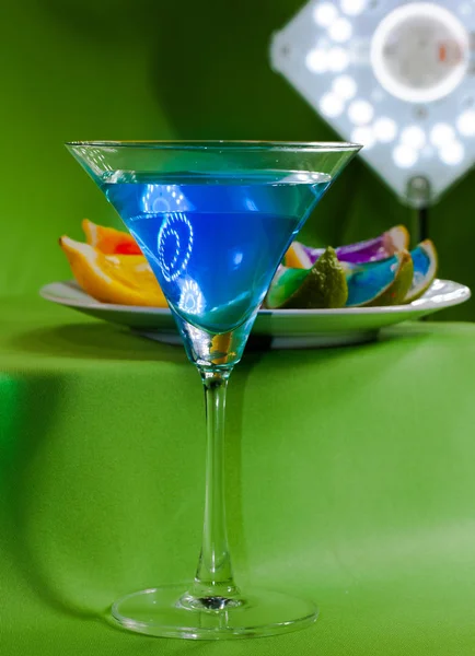 青空飲み物にプレートにカラフルなレモン — ストック写真
