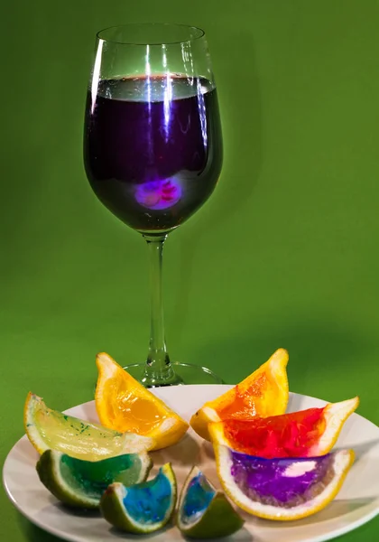 Sok winogronowy z kolorowe cytryna na talerzu — Zdjęcie stockowe