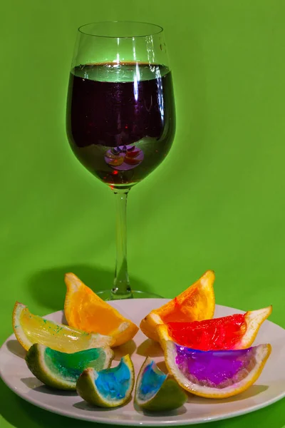 Sok winogronowy z kolorowe cytryna na talerzu — Zdjęcie stockowe