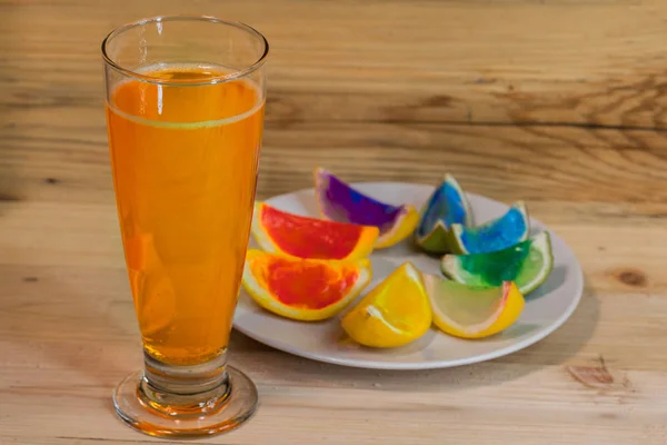 木材の背景にカラフルなレモンとオレンジのジュース — ストック写真