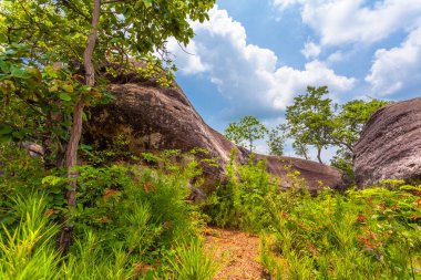 yüksek Dağı'nda büyük kaya