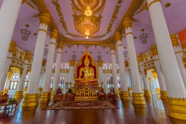 Golden pagoda wat Phra ki Phanom içinde. Doğu Tay tarzı güzel mimar 