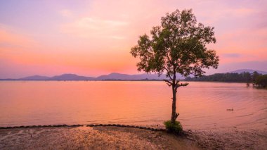 Chalong Körfez günbatımı zamanı'üzerinde çarpıcı sahne