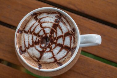 Beyaz fincanda sıcak kahve.