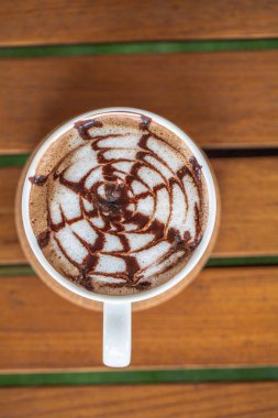 Beyaz fincanda sıcak kahve.