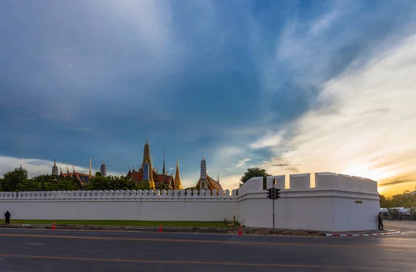 Wat Pha Kaew templo de buda esmeralda y Grand Palce . — Foto de Stock