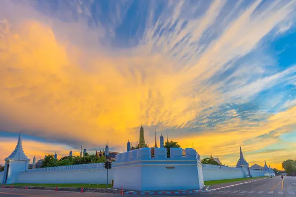 Pôr do sol em Wat Pha Kaew templo de esmeralda Buda e Grand Palac — Fotografia de Stock