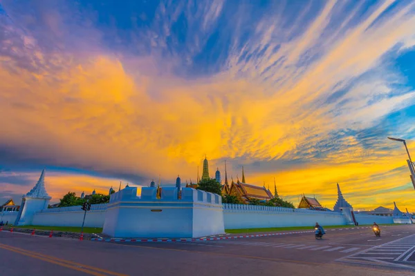 Coucher de soleil au temple Wat Pha Kaew de Bouddha émeraude et Grand Palac — Photo