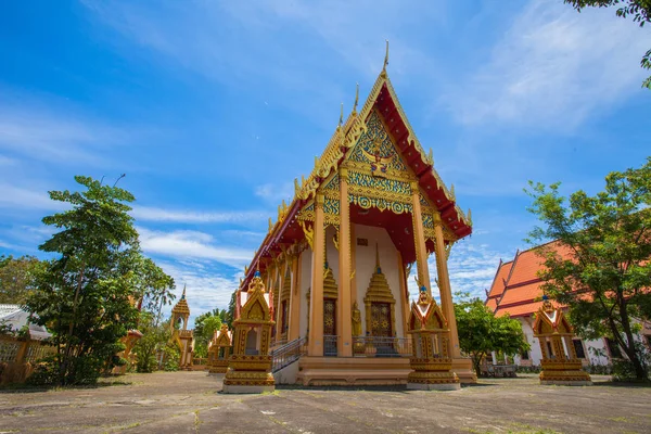 Ein goldenes Buddha-Bild, begraben bis zum Betrüger im wat phra tanga — Stockfoto