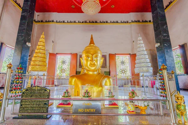 Una imagen dorada de Buda enterrada hasta el tramposo en Wat Phra Thong — Foto de Stock