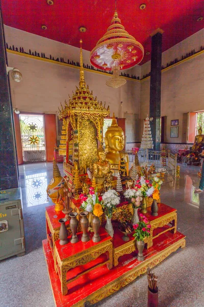 Una imagen dorada de Buda enterrada hasta el tramposo en Wat Phra Thong — Foto de Stock