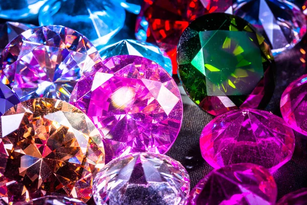 Renkli parlak elmas takı