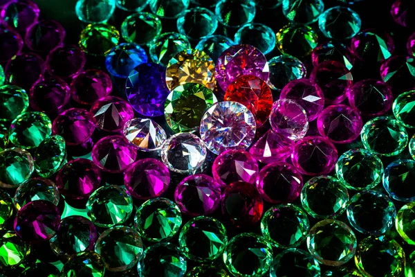 Renkli parlak elmas takı