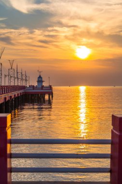 ışık evi yukarıda altın gökyüzü.