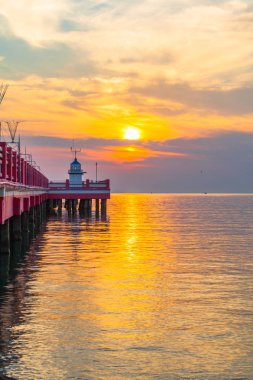ışık evi yukarıda altın gökyüzü.