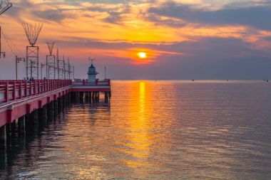 ışık evi yukarıda altın gökyüzü.