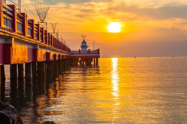 ışık evi yukarıda altın gökyüzü.