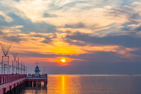 ışık evi yukarıda altın gökyüzü.