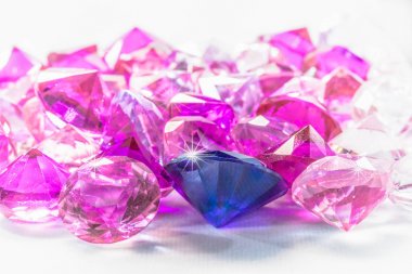 Beyaz arka plan üzerinde renkli taşlar