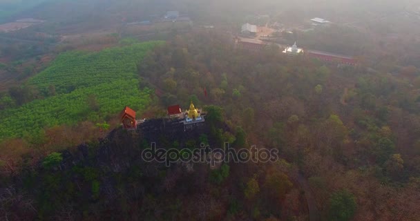 Impresionante Vista Panorámica Las Pagodas Una Cresta Estrecha Empinada Wat — Vídeo de stock