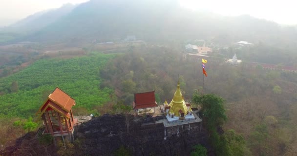 Luchtfotografie Pagode Steile Berg Kanchanaburi Province Acrosing Hangbrug Boven Rivier — Stockvideo