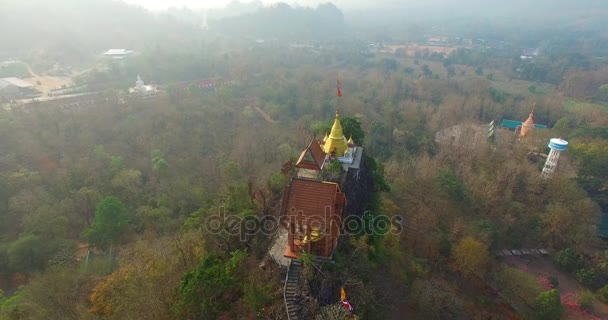 Pagoda Fotografía Aérea Escarpada Montaña Provincia Kanchanaburi Cruzar Puente Colgante — Vídeos de Stock