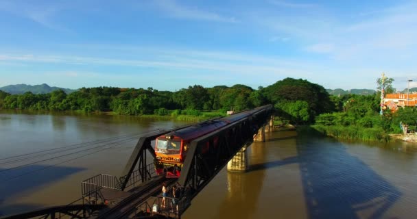 Vlak projíždí smrti železniční most přes řeku Kwai v Kanchanaburi — Stock video