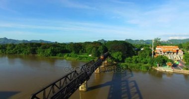  Tren içinde Kanchanaburi Kwai Nehri üzerinde ölüm demiryolu Köprüsü aracılığıyla geçiyor