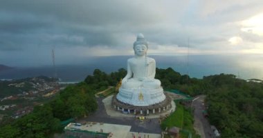 hava fotoğrafçılığı beyaz büyük mavi gökyüzünde Phuket big Buddha.