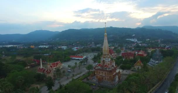 Fotografía aérea alrededor del templo de Chalong — Vídeos de Stock