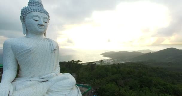 Fotografia aérea branco grande Phuket grande Buda no céu azul . — Vídeo de Stock