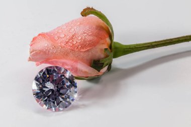 Elmas bir Parlatıcı ışık kolye