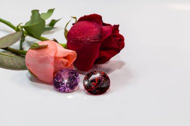 ışık kolye Parlatıcı iyolit kırmızı elmas üzerinde