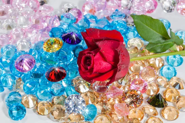  renkli değerli taşlar üzerinde kırmızı gül çiçek