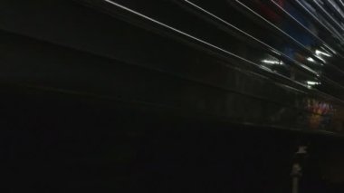 Şemsiye Pazar Maeklong demiryolu Pazar Thailandwhen tren hareket tüm satıcılar vardır taze Pazar üretmek uzak geçer