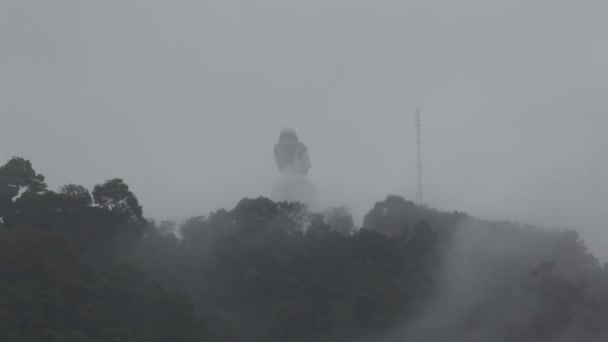 Lloviendo sobre Phuket gran Buda en la alta montaña — Vídeo de stock