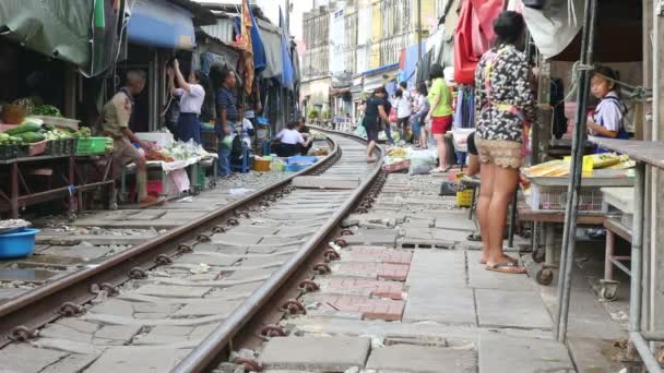 Mercado de guarda-chuva Maeklong mercado ferroviário Thailand quando o trem passa o mercado fresco todos os vendedores são mover produtos longe — Vídeo de Stock